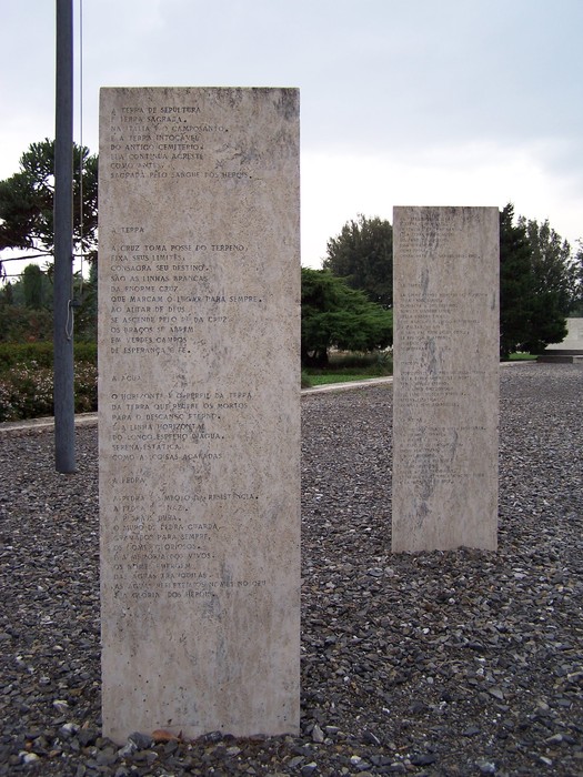 Sacrario dell'esercito brasiliano, monumento commemorativo dedicato ai caduti in guerra, immerso in un paesaggio sereno.