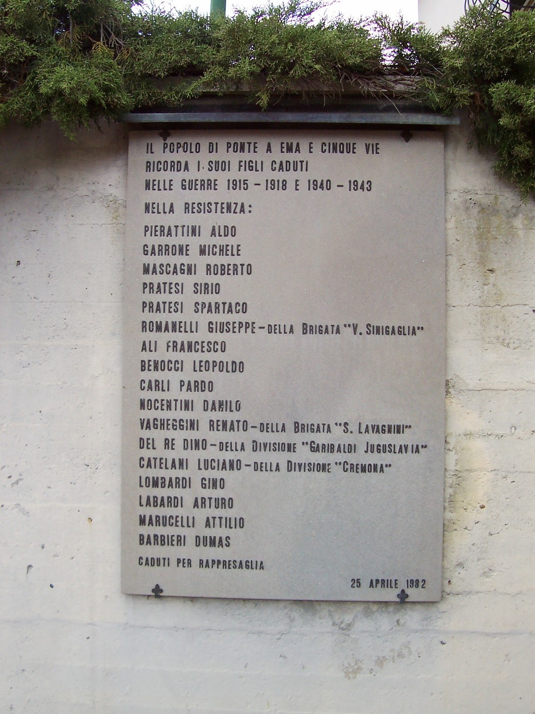 Lapide commemorativa ai caduti di Ponte a Ema, in memoria degli eroi della Resistenza.