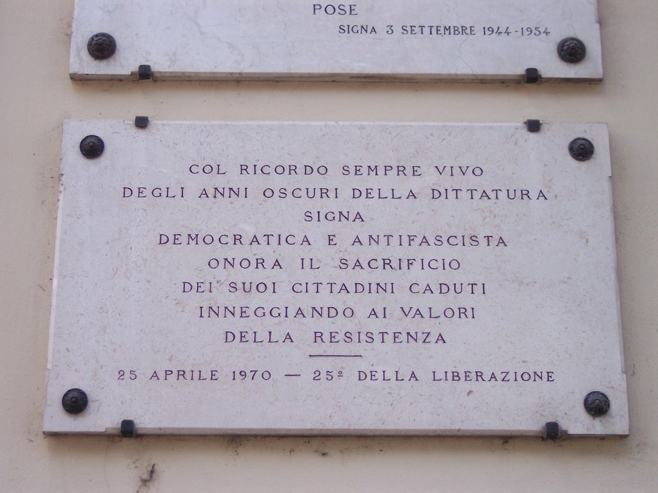 Lapide commemorativa per il 25° anniversario della Liberazione, onora i caduti della Resistenza.