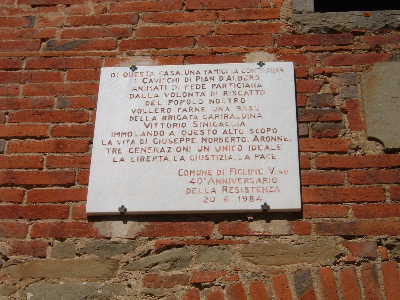 Lapide dedicata alla famiglia Cavichi di Pian d'Albero, commemorativa della Resistenza e dei suoi valori.