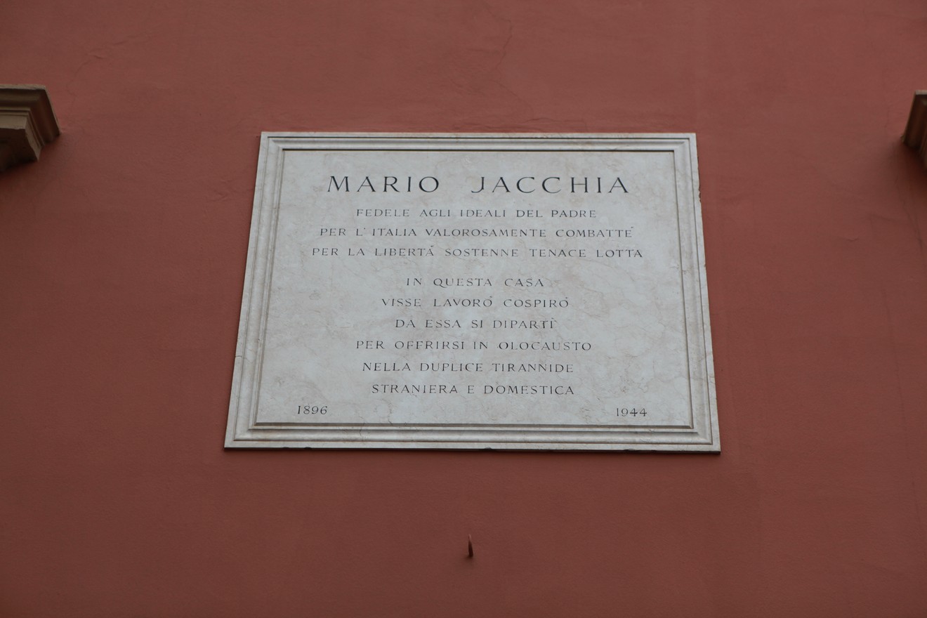 Lapide commemorativa di Mario Jacchia, dedicata alla sua vita e impegno per la libertà e la giustizia.