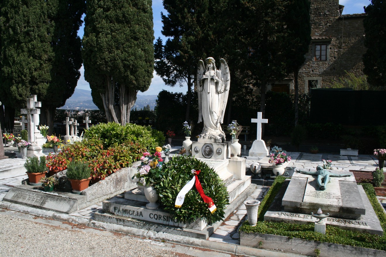 Sepolcro di Corsinovi, con statue e fiori, immerso in un'atmosfera di silenziosa commemorazione.
