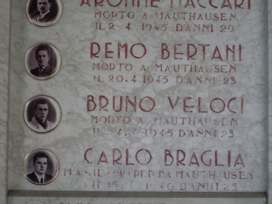 Lapide commemorativa ai caduti della Liberazione di Sant'Ilario d'Enza, con nomi e date di giovani martiri.