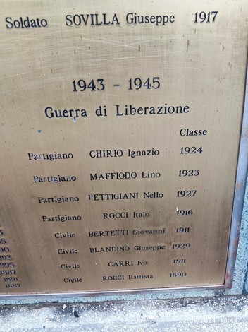 Monumento ai caduti di Caprie, in memoria dei soldati e civili delle guerre mondiali.