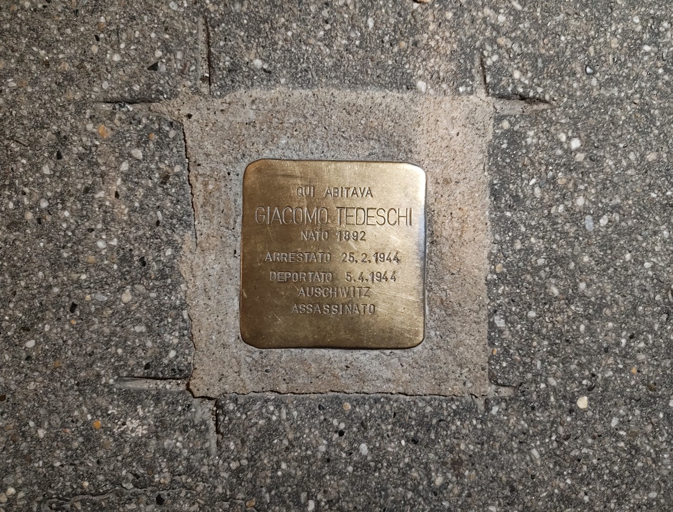 Pietra d'inciampo dedicata a Giacomo Tedeschi, che ricorda la sua storia e il destino tragico.
