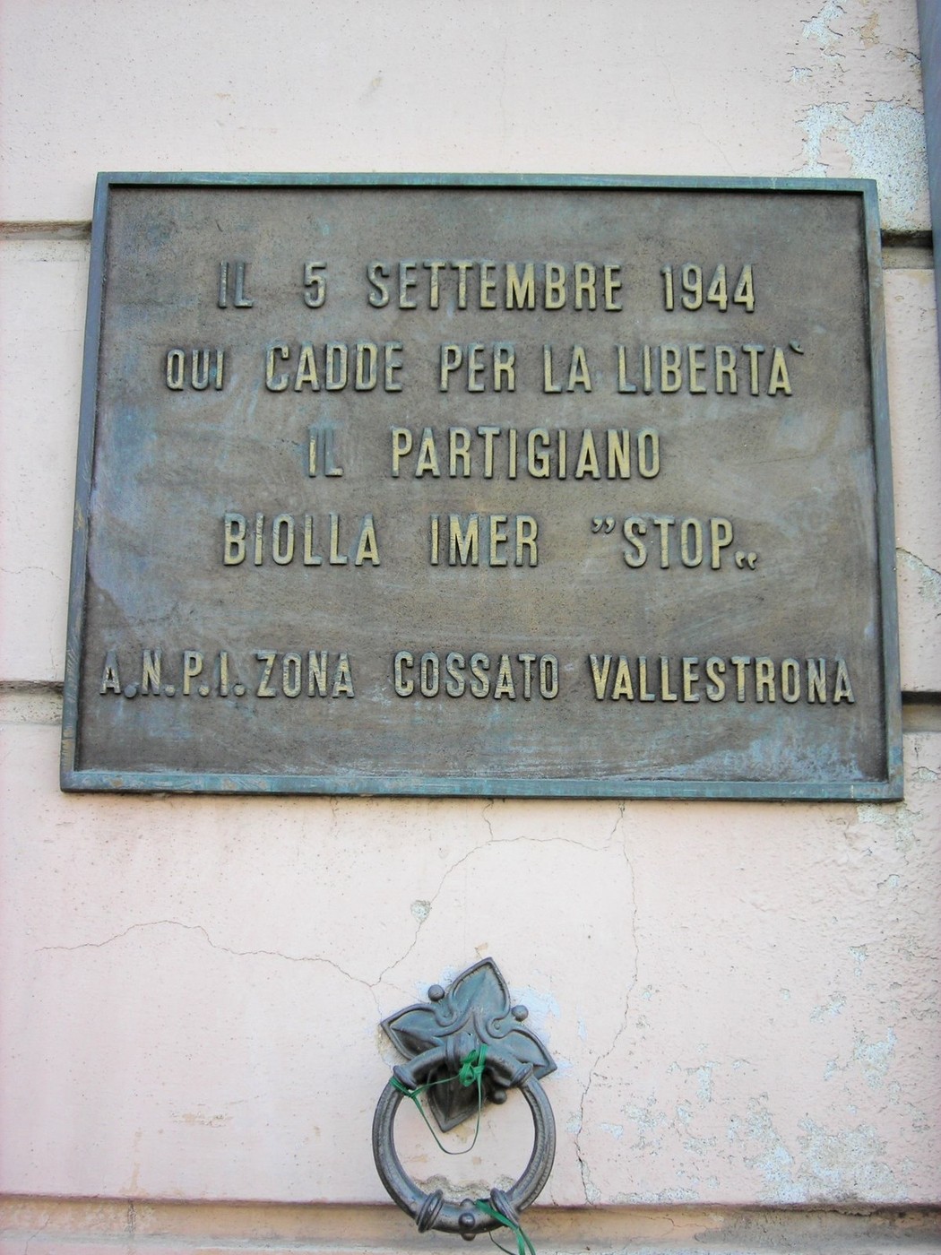 Targa commemorativa dedicata al partigiano Biolla Imer, caduto per la libertà il 5 settembre 1944.
