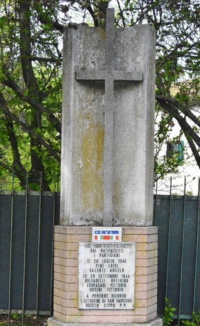 Monumento commemorativo dedicato ai martiri antifascisti, eretto nel 1944.