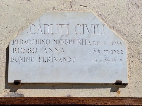 Lapide in marmo su parete, con iscrizione dedicata ai caduti civili e elenco di nomi.