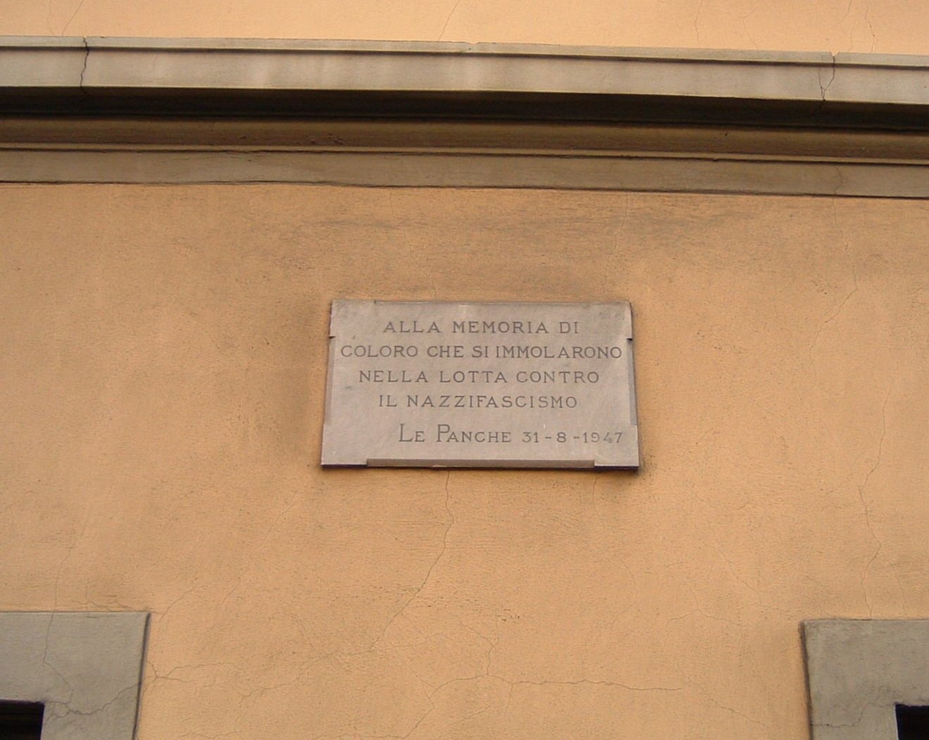 Lapide commemorativa dedicata ai caduti nella lotta contro il nazifascismo a Le Panche.