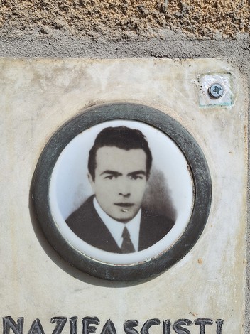 Lapide commemorativa con immagine di ferrante, testimonianza di un passato storico.
