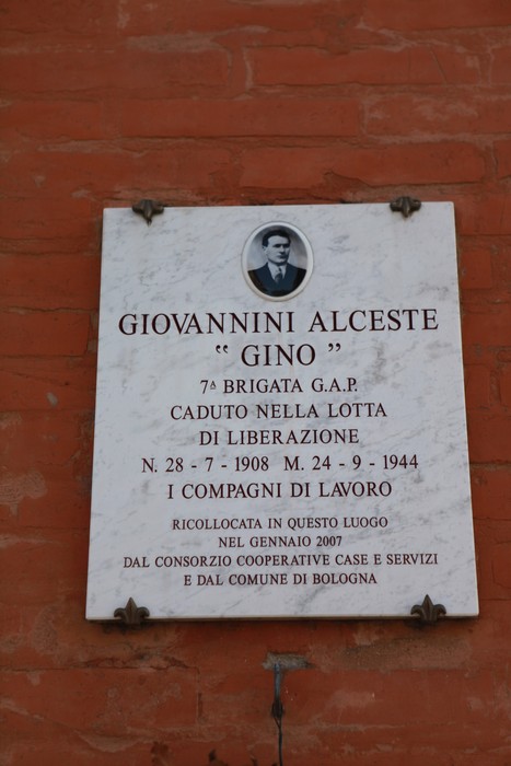 Lapide commemorativa dedicata a Giovannini Alceste, partigiano caduto nella lotta di liberazione.