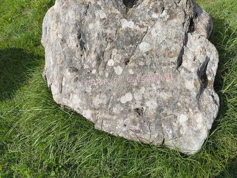 Monumento ai partigiani caduti, Monte Sabbiuno, simbolo di lotta e libertà. Ricordo dei valori di resistenza.