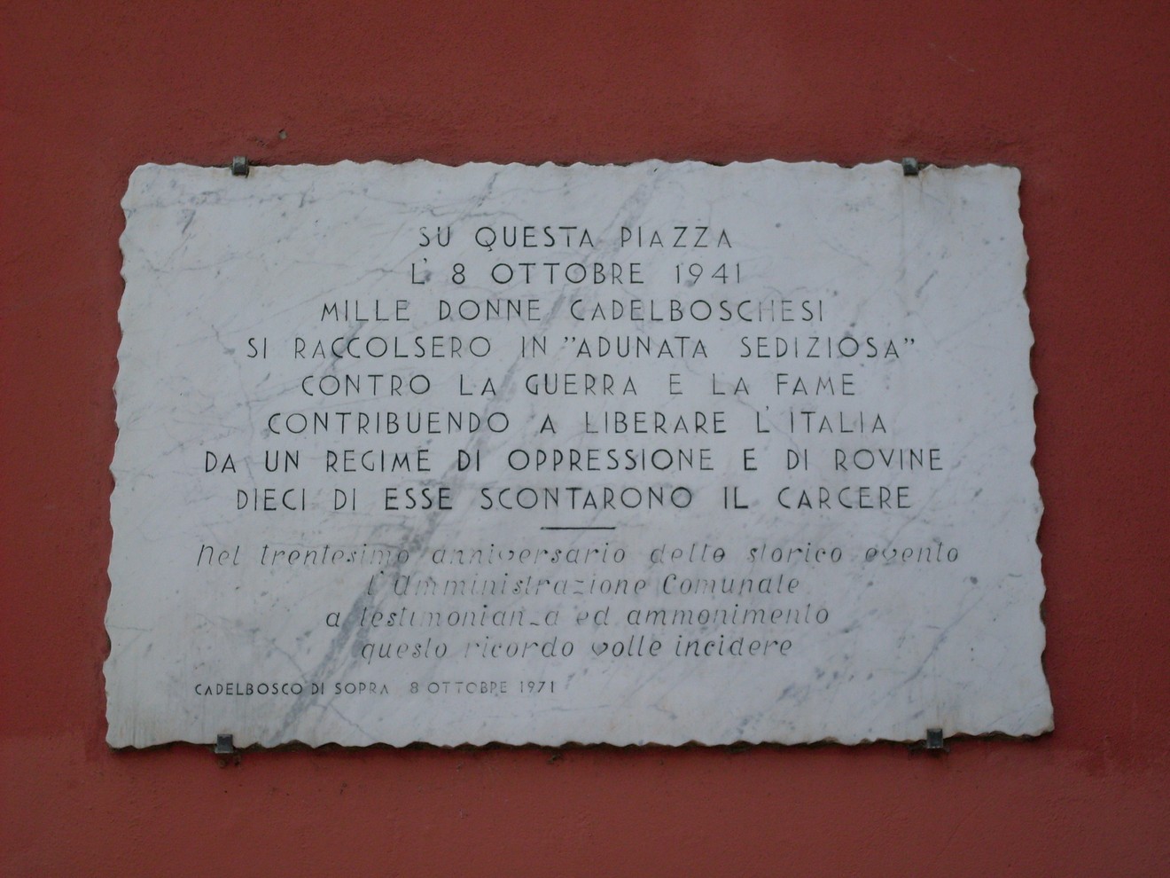 Lapide in memoria delle donne di Cadelbosco nella resistenza contro oppressione e guerra, 8 ottobre 1941.