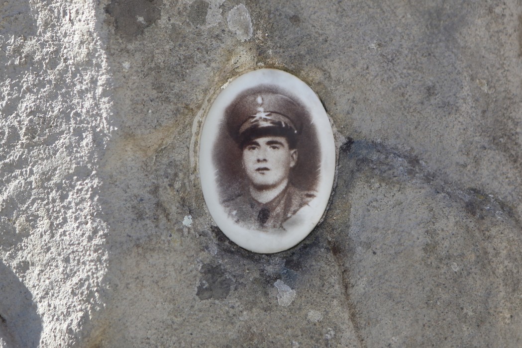 Ritratto commemorativo su pietra del Monumento a Meglini e ai fucilati di Campo di Marte.