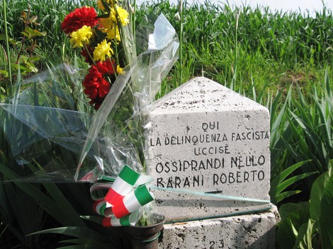 Cippo commemorativo dedicato a Ossiprandi e Barani, vittime della delinquenza fascista. Fiori in omaggio.