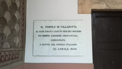 Lapide commemorativa ai caduti di Villarotta, in memoria dei sacrifici per la giustizia e la libertà.