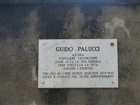 Lapide commemorativa di Guido Palucci, atleta e calciatore, in memoria della sua vita e del suo operato.