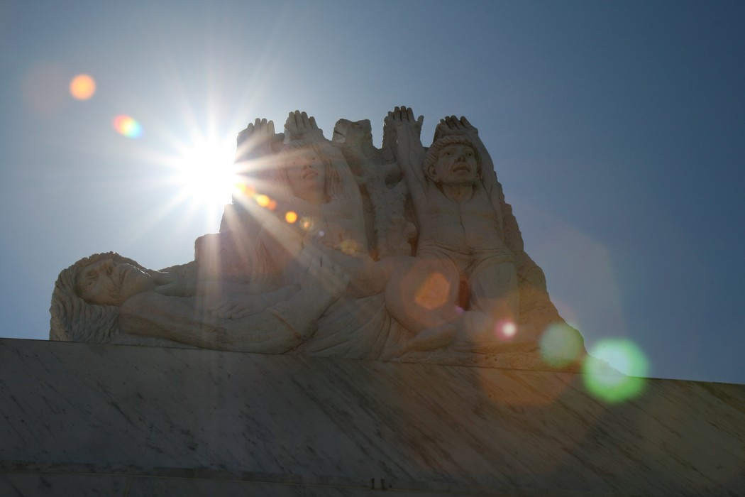 Monumento dell'eccidio del Padule di Fucecchio, simbolo di memoria e resistenza storica.