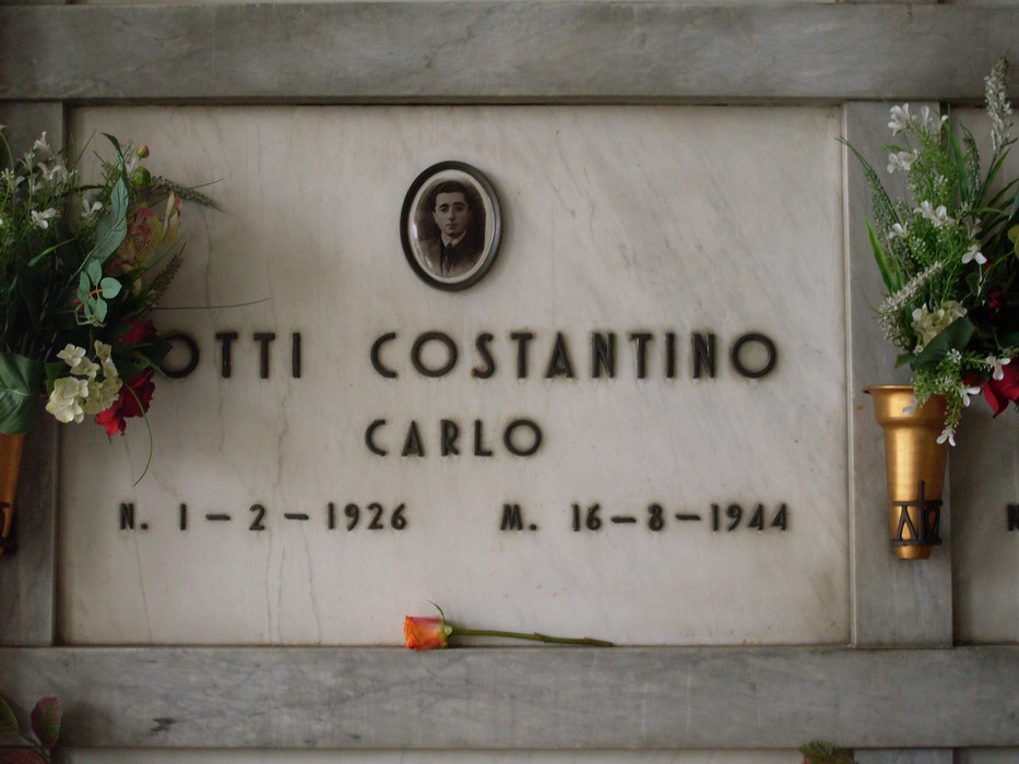 Sacrario dei Caduti di Rio Saliceto, monumento dedicato ai martiri per la libertà, con decorazioni floreali.