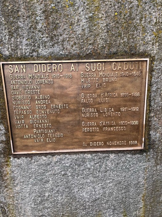 Monumento ai caduti, con targa commemorativa dedicata ai militari e civili nella guerra.