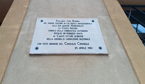 Lapide commemorativa dedicata ai Caduti della guerra di Liberazione, posta in onore del sacrificio dei giovani.