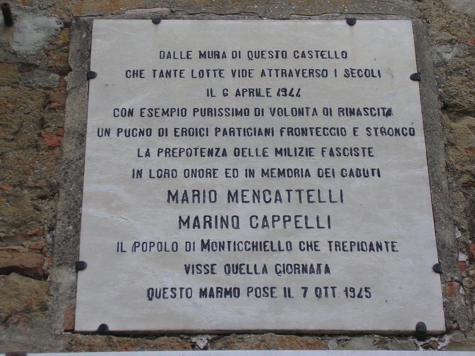 Lapide commemorativa dedicata a Mencatelli e Cappelli, eroi della resistenza contro il fascismo a Monticchiello.
