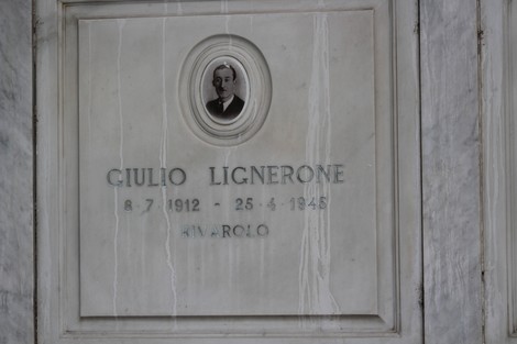 Sacrario dei partigiani di Torbella, targa commemorativa con nome e date di vita di un partigiano.