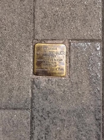 Pietra d'inciampo dedicata a Fritz Warschauer, commemorando la sua vita e il tragico destino.