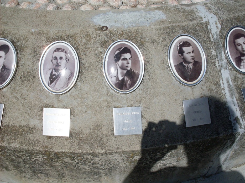Monumento alla Pace e alla Libertà, con ritratti commemorativi di persone significative per la storia.