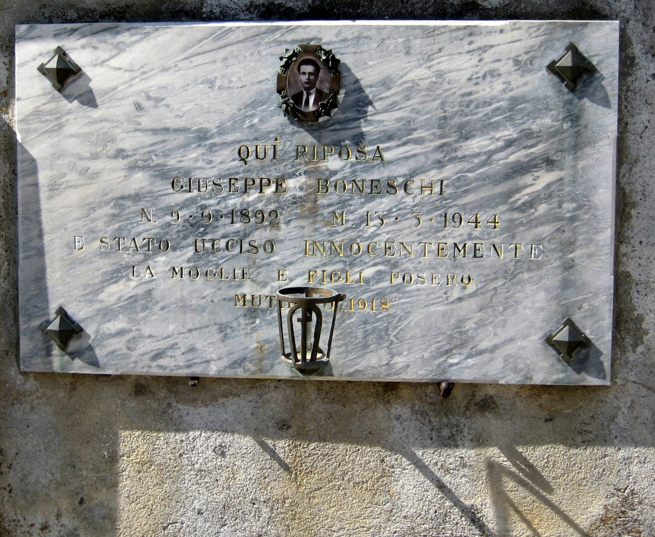 Sepolcro di Giuseppe Boneschi, assassinato nel 1944, testimonianza di una tragica storia.