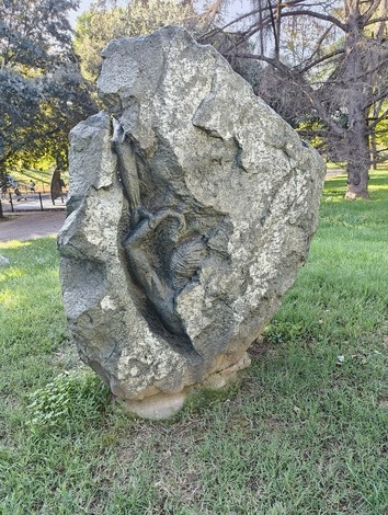 Monumento al deportato, scultura che ricorda le vittime della deportazione in un contesto di memoria storica.