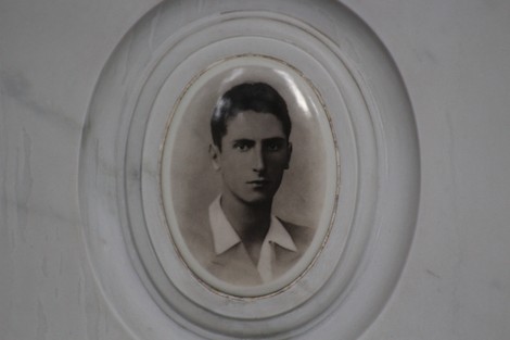 Ritratto in bianco e nero di un giovane uomo all'interno di un ovale, parte del "Sacrario dei partigiani di Torbella".