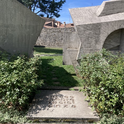 Monumento alla Resistenza: un omaggio alla lotta per la libertà, tra architetture evocative e un verde curato.