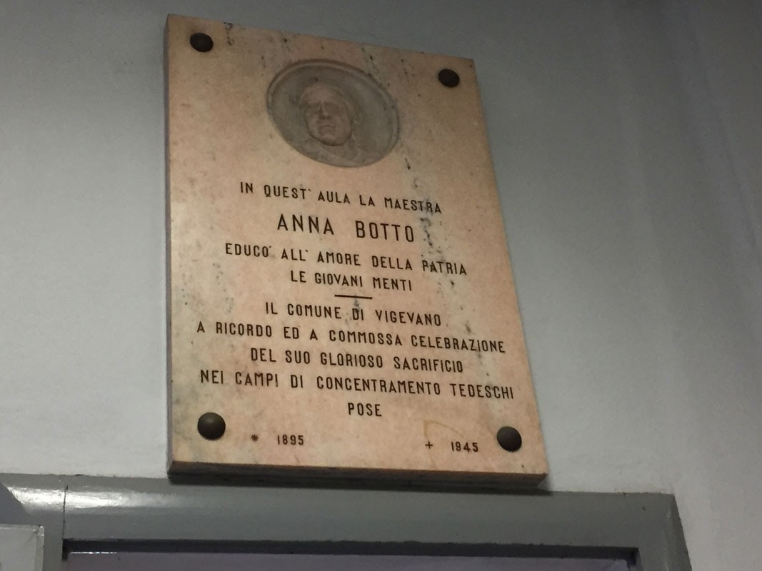 Lapide commemorativa a Anna Botto, maestra e simbolo di sacrificio per la patria. Vigevano, 1895.