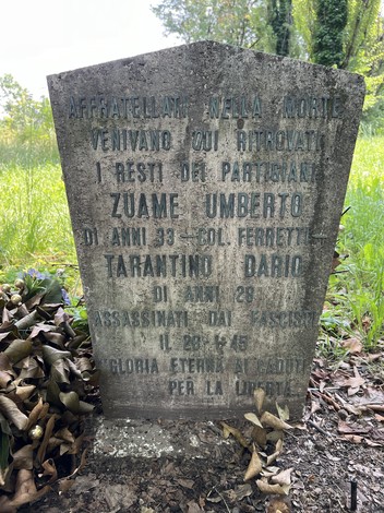 Cippo commemorativo dedicato a Zuame Umberto e Tarantino Dario, in memoria del loro sacrificio.