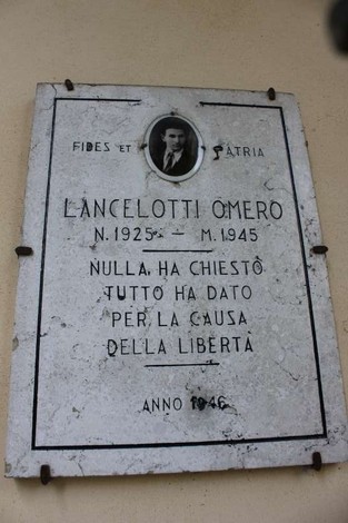 Sepolcro di Lancellotti, monumento commemorativo in onore di Omero Lancellotti, con iscrizioni in ricordo del sacrificio per la libertà.