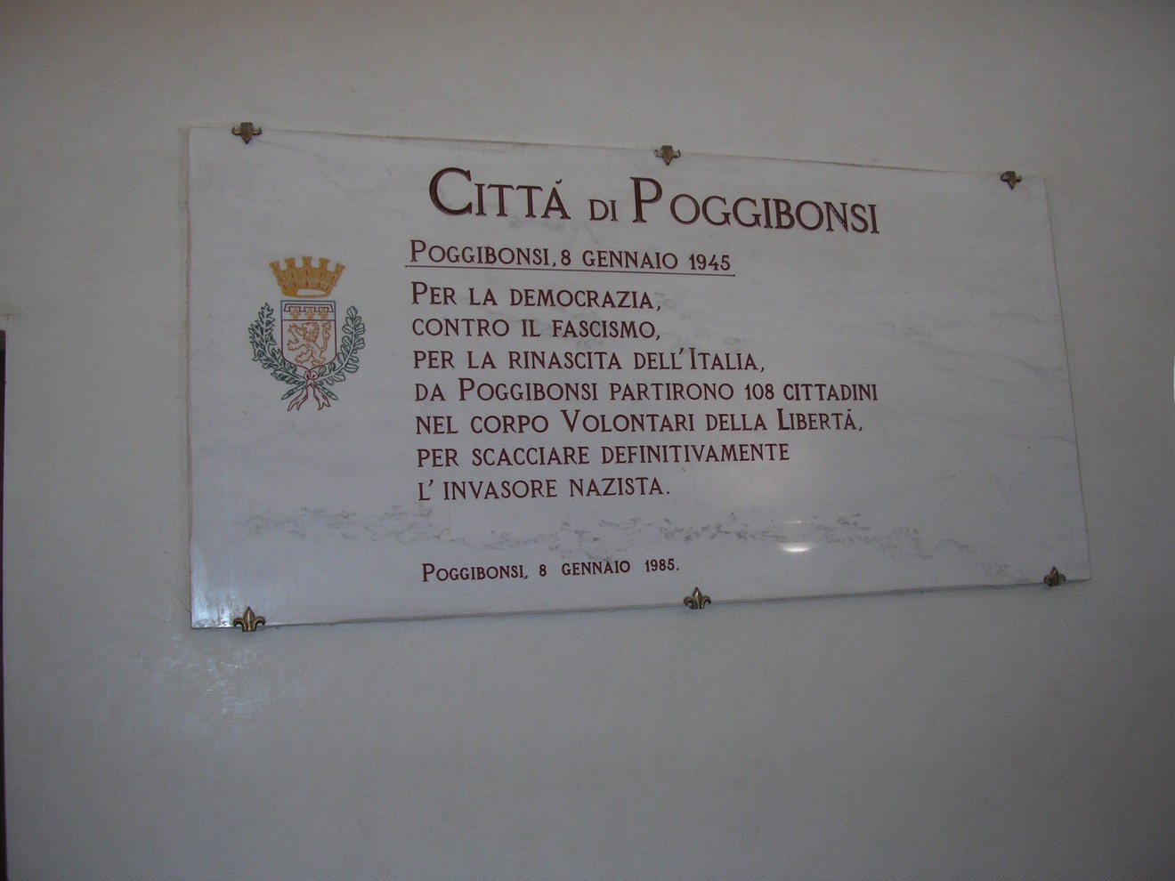Lapide commemorativa dedicata ai volontari della libertà di Poggibonsi, 8 gennaio 1945.