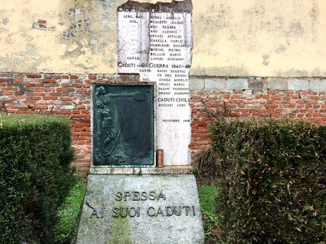 Monumento in memoria dei caduti di Spessa, che onora il sacrificio dei soldati e civili.