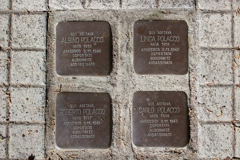 Pietre d'inciampo dedicate alla famiglia Polacco, commemorano vicende tragiche legate alla loro deportazione.