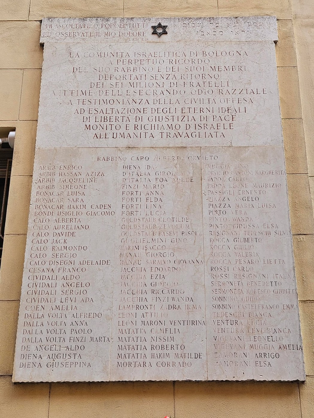 Lapide commemorativa in memoria degli ebrei bolognesi deportati durante la Seconda Guerra Mondiale.
