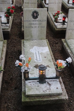 Tombe commemorative decorate con fiori e candele, dedicate ai caduti per la Libertà.