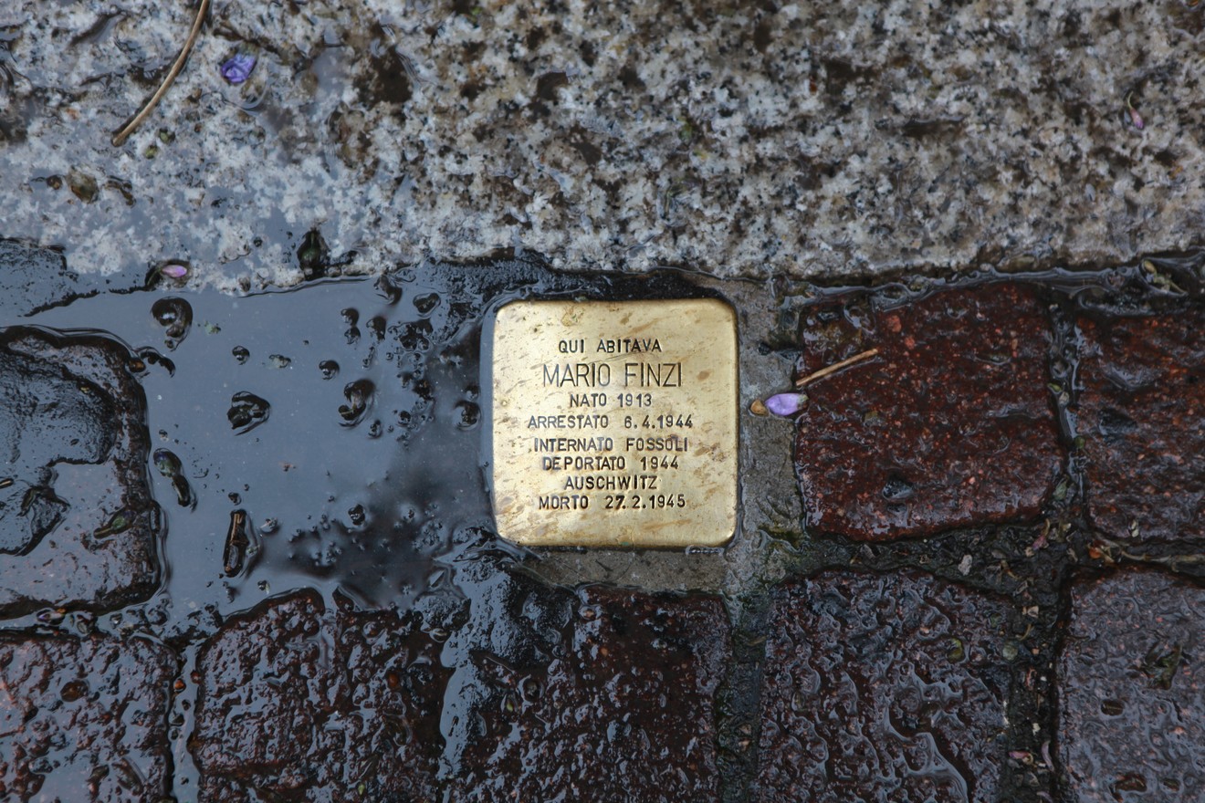 Pietra d'inciampo dedicata a Mario Finzi, commemorando la sua vita e persecuzione.
