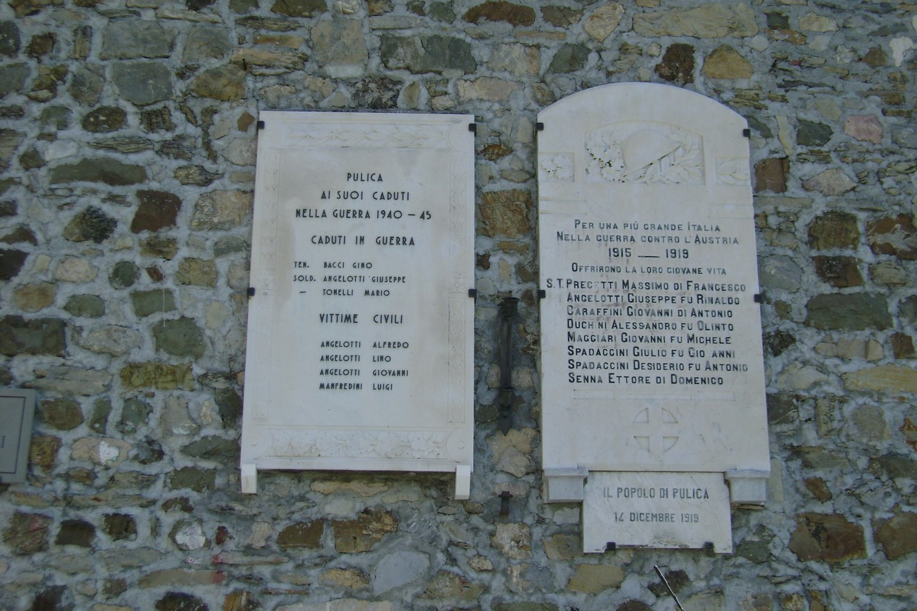 Lapide commemorativa dedicata ai caduti di Pulica nella Prima Guerra Mondiale.
