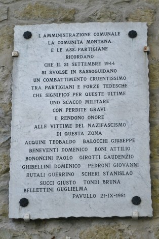 Lapide commemorativa ai caduti per la libertà a Sassoguidano, dedicata ai partigiani e alle vittime del nazifascismo.