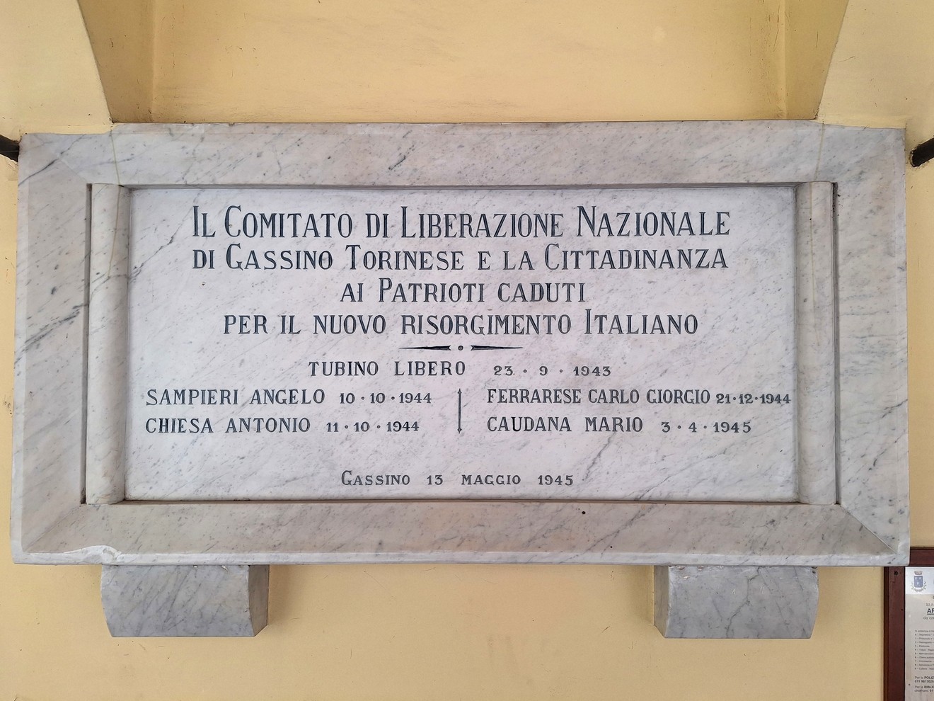Lapide commemorativa ai patrioti caduti, dedicata al nuovo risorgimento italiano.