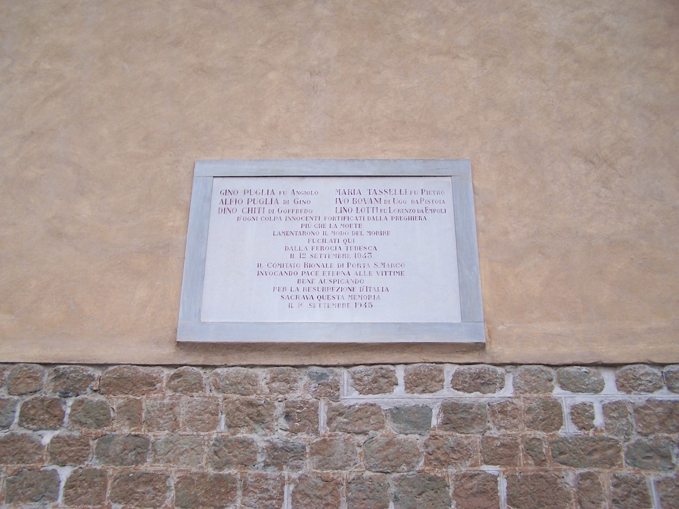Lapide commemorativa che ricorda i fucilati di piazza San Lorenzo. Memoria di una tragedia storica.