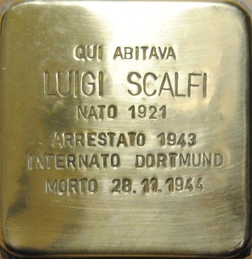 Pietra d'inciampo in ottone incastonata nel selciato, con iscrizione dedicata a Luigi Scalfi.