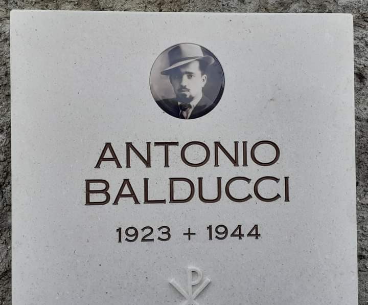 Targa commemorativa in onore di Antonio Balducci, con anno di nascita e morte.