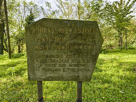 Rovine della chiesa di Casaglia, luogo di culto ricco di storia immerso nella natura.