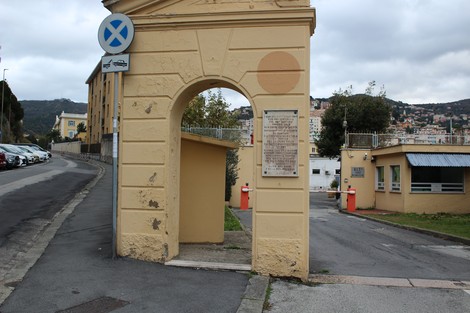 Lapide commemorativa alla sentinella del 42º reggimento di fanteria in un'architettura storica.